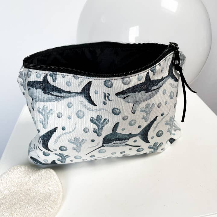 Kelsey Emblow Illustration - Vente Trousses de maquillage/cosmétique - Pochette Coral Shark en coton biologique (blanc)1