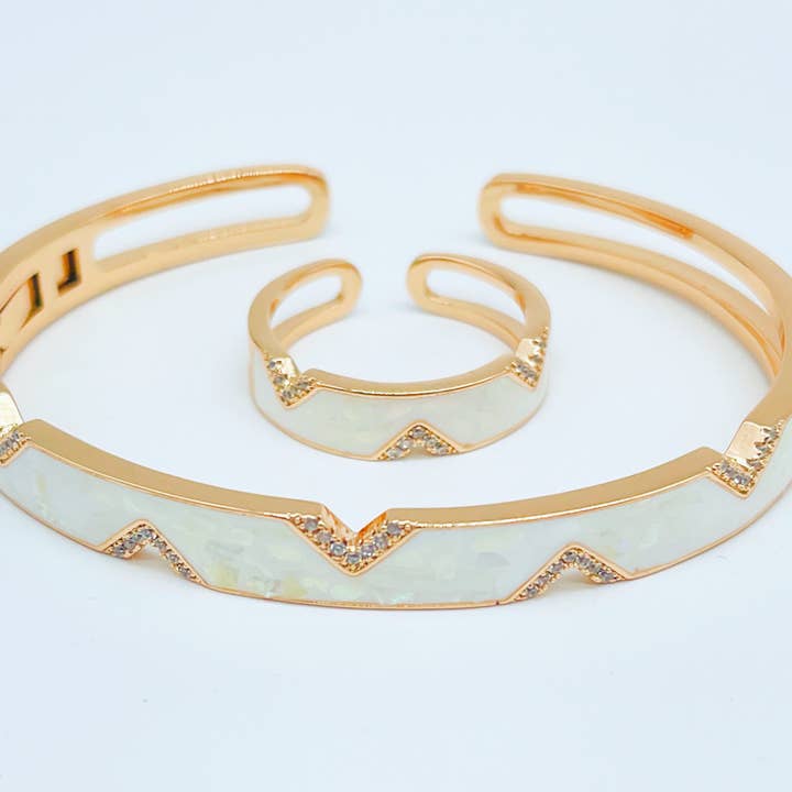 Bracciale e anello in combinazione con diamanti americani per la vendita all'ingrosso da parte di Sarah Shahid Designer Jewelry