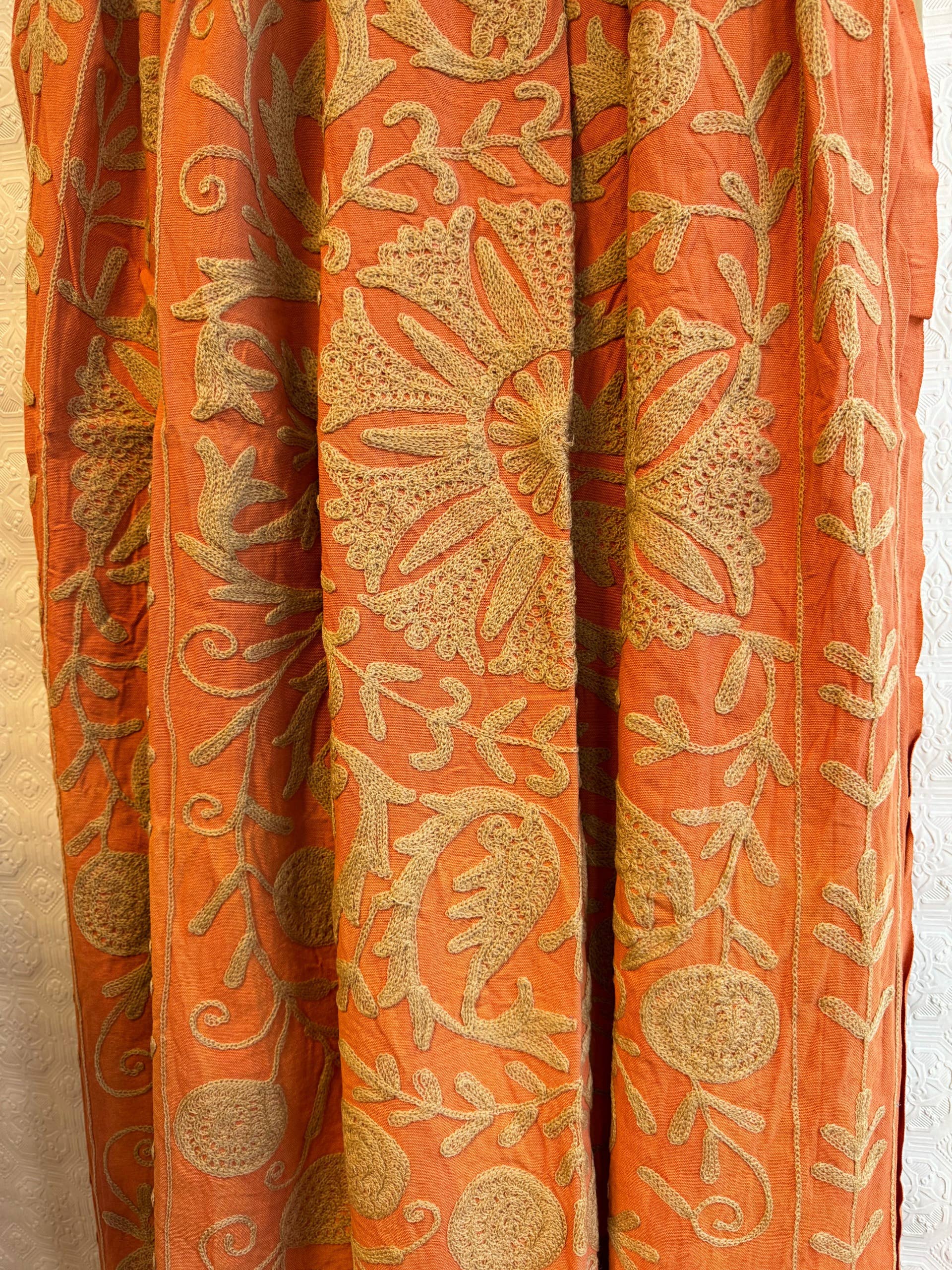 Essential Designs London - Venta al por mayor Mantas de sofá - Puro Algodón Bordado Suzani Hecho a Mano Elegante Manta para Sofá Cama2