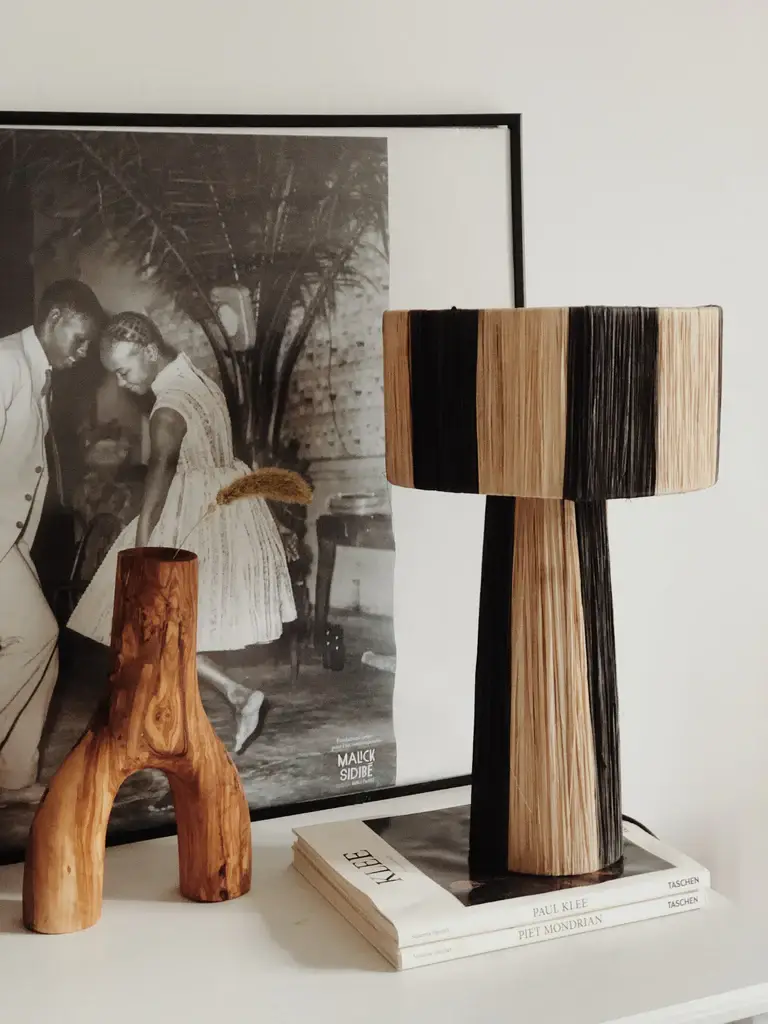 Mikwi – Engroshandel Skrivebordslampe – Bordlampe i naturlig raffia med brede striber8