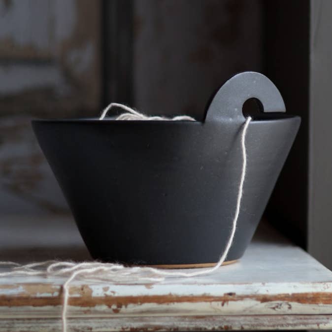 Cuenco de hilo de cerámica hecho a mano en 2 opciones de color para venta al por mayor de Gravesco Pottery