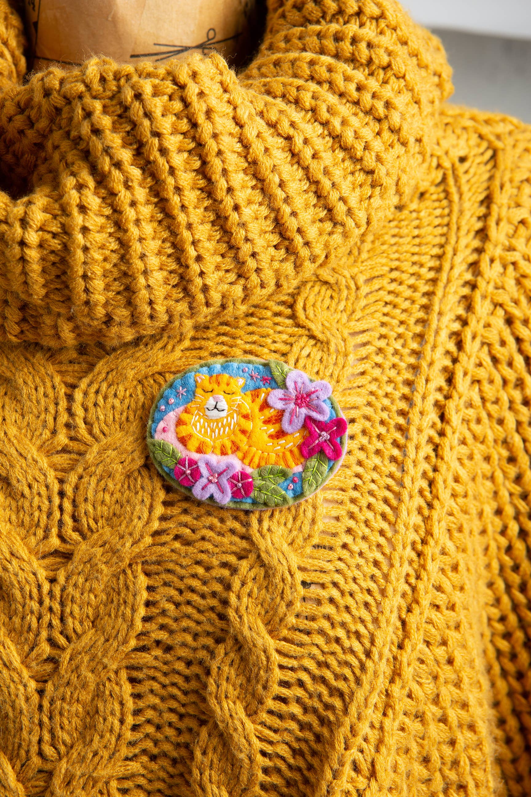 Hawthorn Handmade (US Duties Paid) - Vente Kits de couture - Kit de broche en feutre Chat roux | Kit d'artisanat complet2