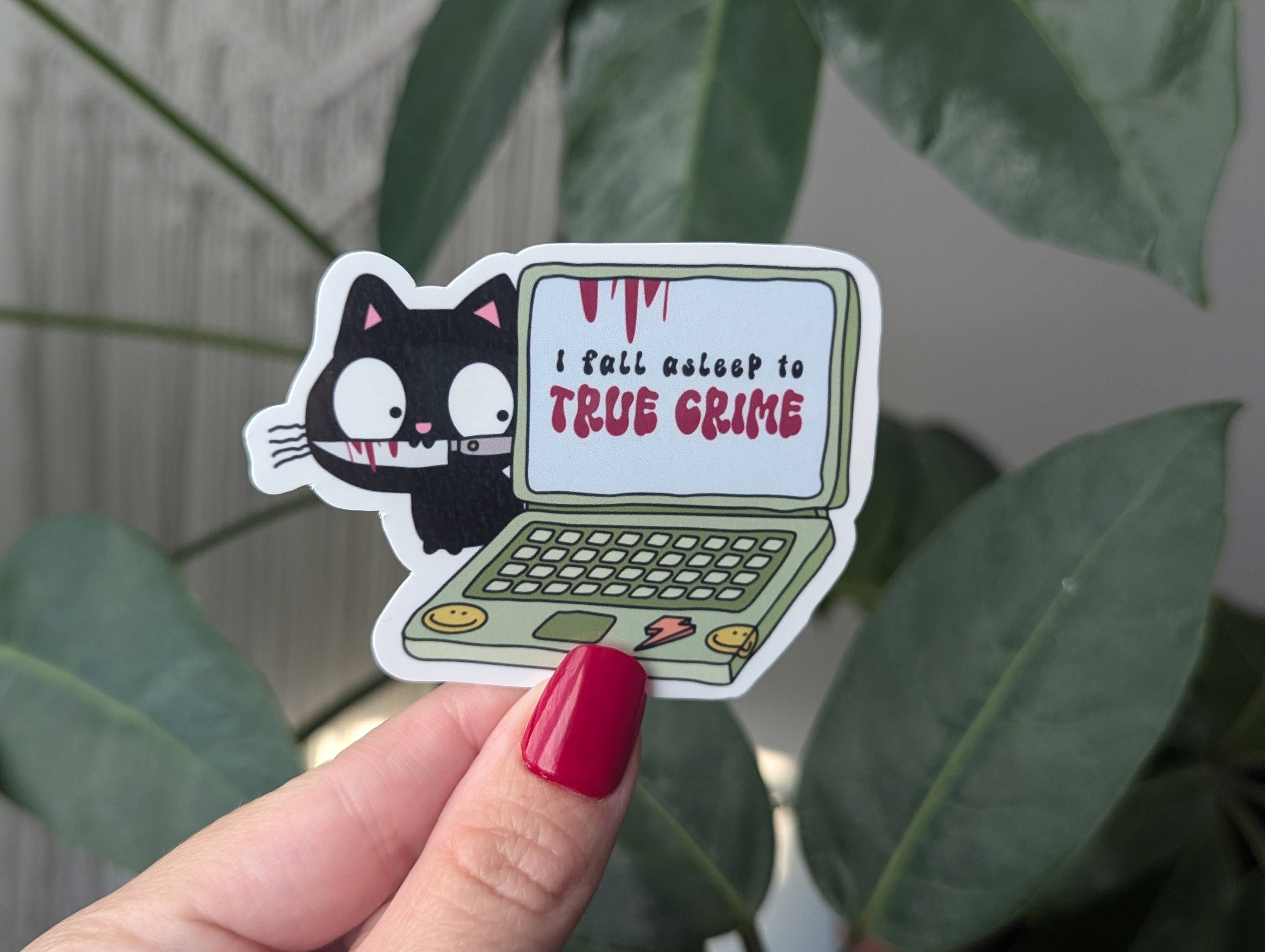 Moonlit Creations - Vente Autocollant - Autocollant « Je m'endors avec True Crime » et « Crime Junkie Merch »