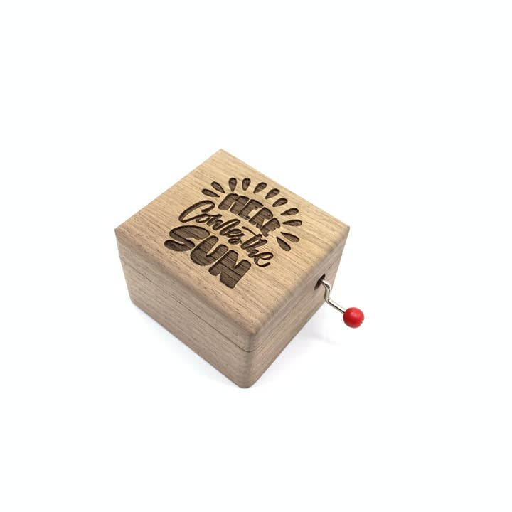 esdemusica by Rocio – wholesale Musikdosa - Barn och baby – Speldosa i valnötsträ med 'Here Comes the Sun'2