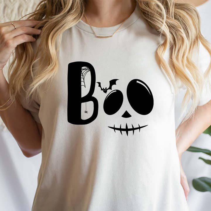 Maglietta grafica con faccia scheletro di Halloween Boo per la vendita all'ingrosso da parte di Daily Prints