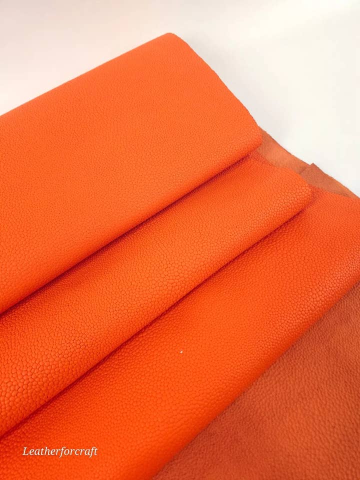 Roodoranje gestreept premium leer met reliëf en volledig natuurvezel voor wholesale door Leatherforcraft