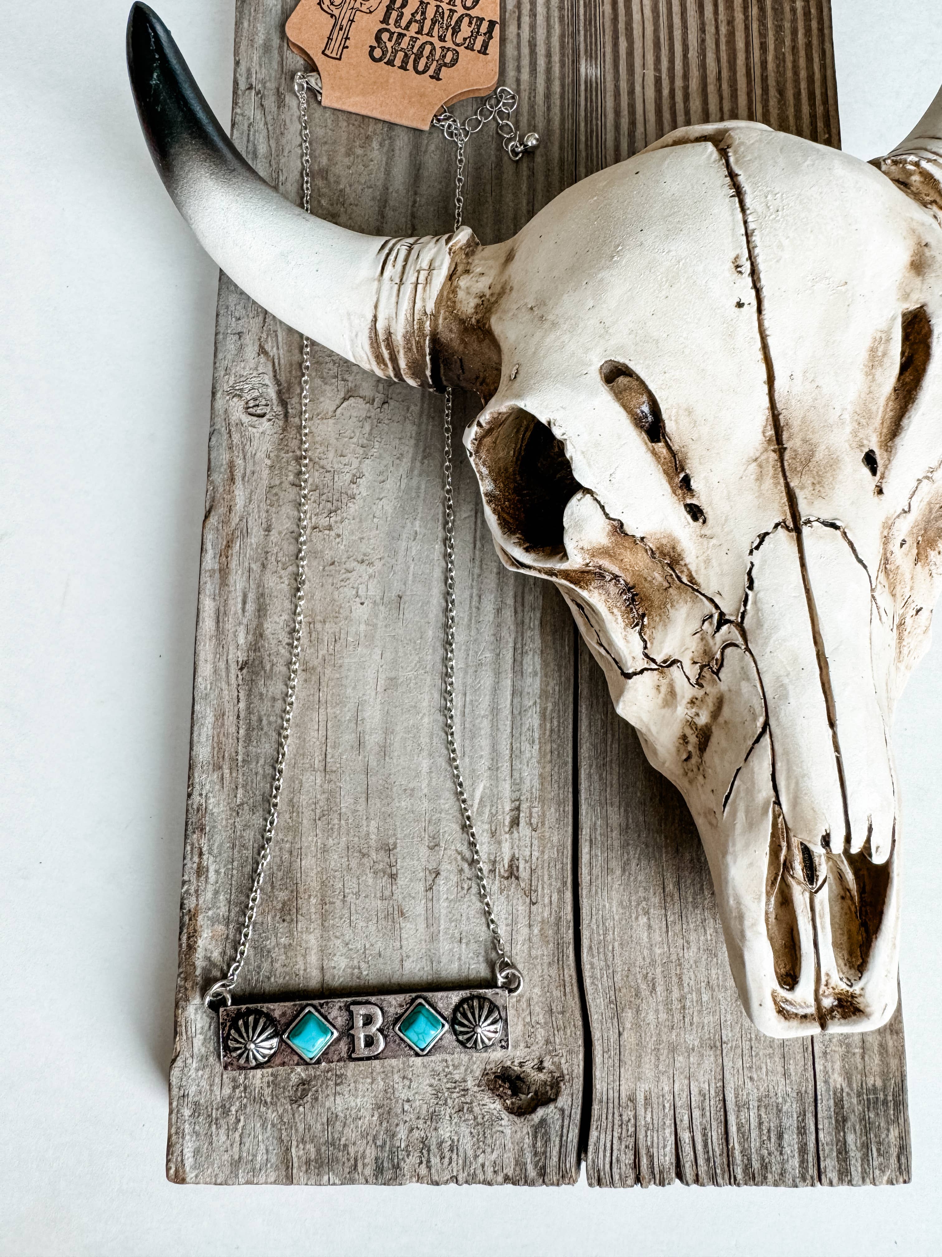 Boho Ranch Shop - Vente Colliers à pendentif - Collier Western Initial Concho Bar3