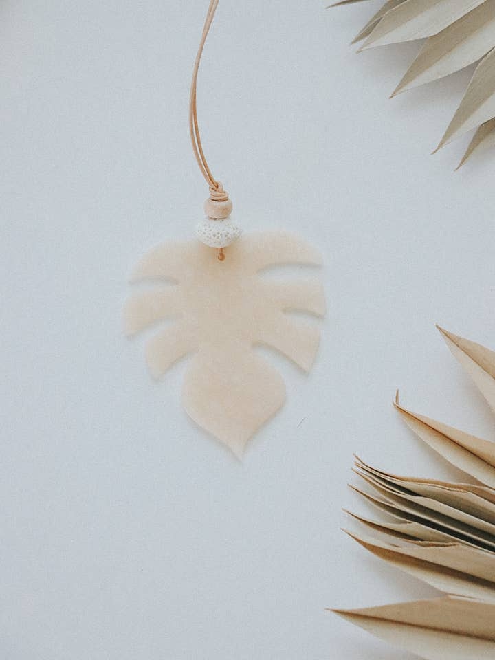 Ciondolo per auto con olio essenziale Monstera Leaf, diffusore per la vendita all'ingrosso da parte di DayCrafter