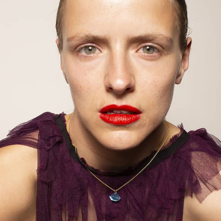 MINI COLLIER KISS ME/ ACRYLIQUE BLEU MÉTALLISÉ pour la vente par Rijkje Jewelry