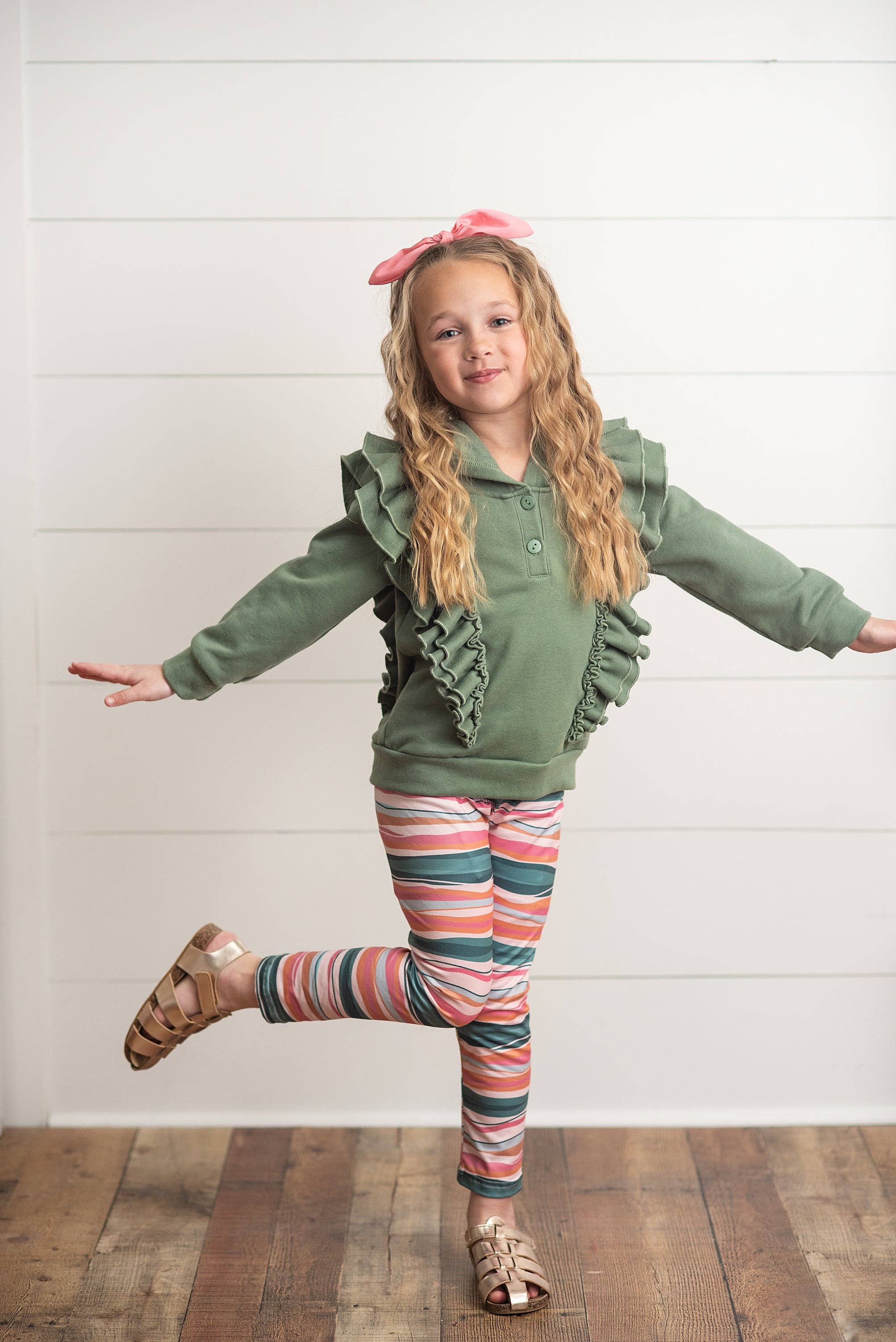 Oopsie Daisy - Vente Ensemble haut et legging – enfant - Ensemble de leggings à capuche et à rayures à double boutonnage à volants Sage pour enfants1