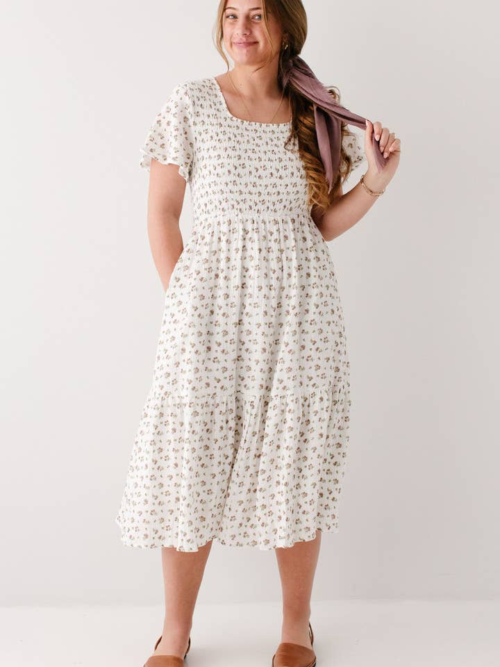 Blanc «Lynette» Robe midi à corsage smocké à motif floral en vente sur Faire5