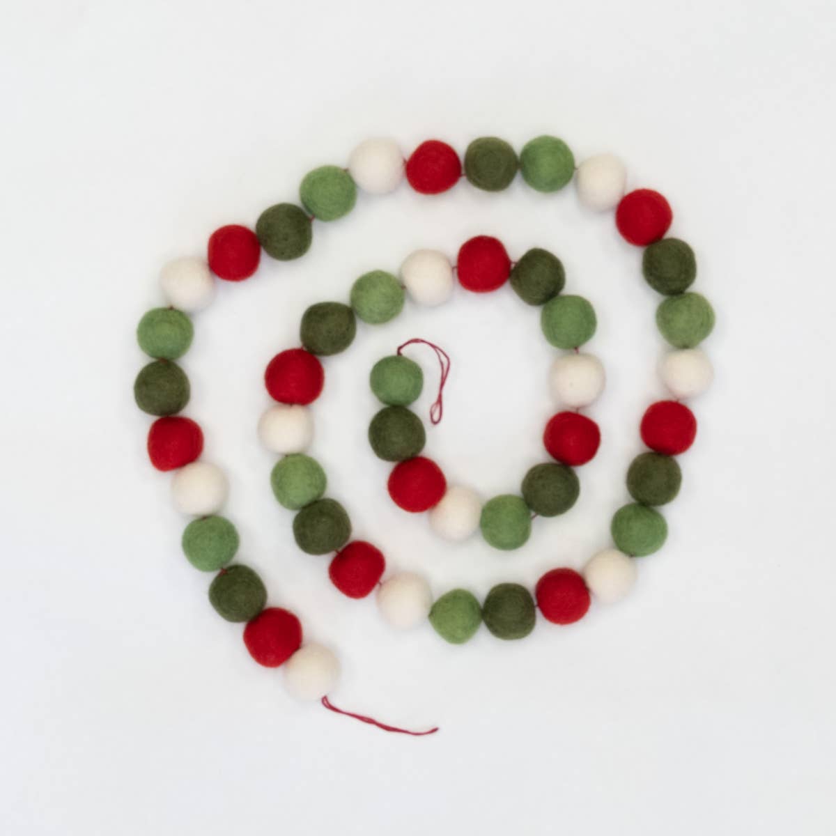 The Winding Road - Vente Fanion/guirlande - Guirlande de boules en feutre rouge, vert et blanc pour Noël - Décoration festive4