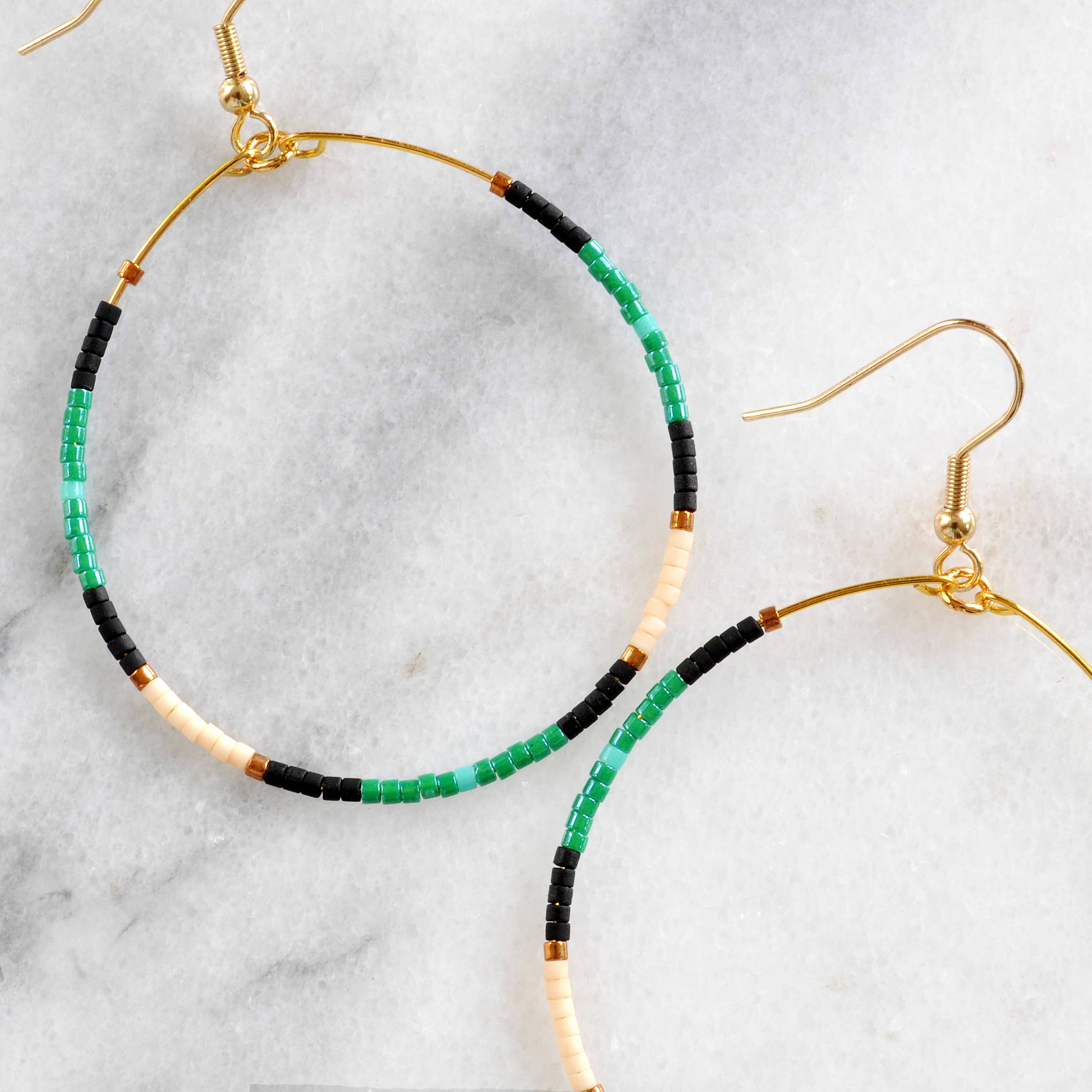 Libby & Smee – wholesale Hängande örhängen – Stora guldpärlformade dinglande hoopörhängen3