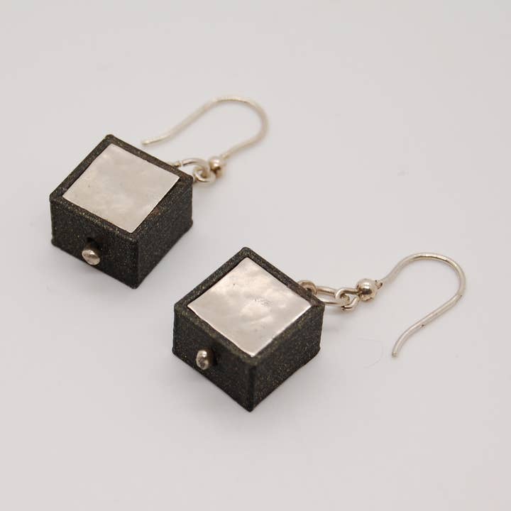 Würfelförmige Ohrringe mit minimaler Reflexion für den Großhandel von Lilja Firenze