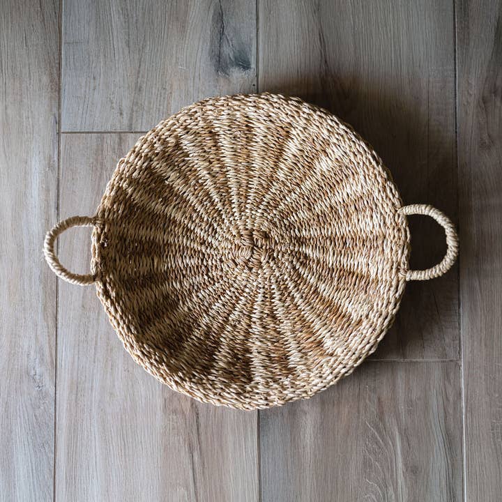 Bagshi, Plateau décoratif tressé à la main en herbe de mer pour la vente par Arthur Cameron