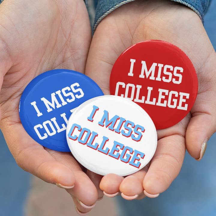 Bouton Jour de Match | L'université me manque | Personnalisable pour la vente par GameDayDrips