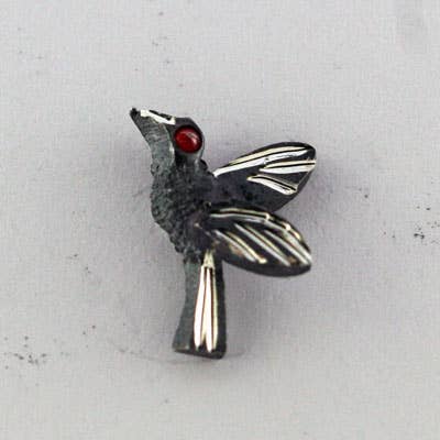 Pendientes de plata de ley Tiny Paloma con ojo de cristal rojo para venta al por mayor de Moosepablos, Inc.