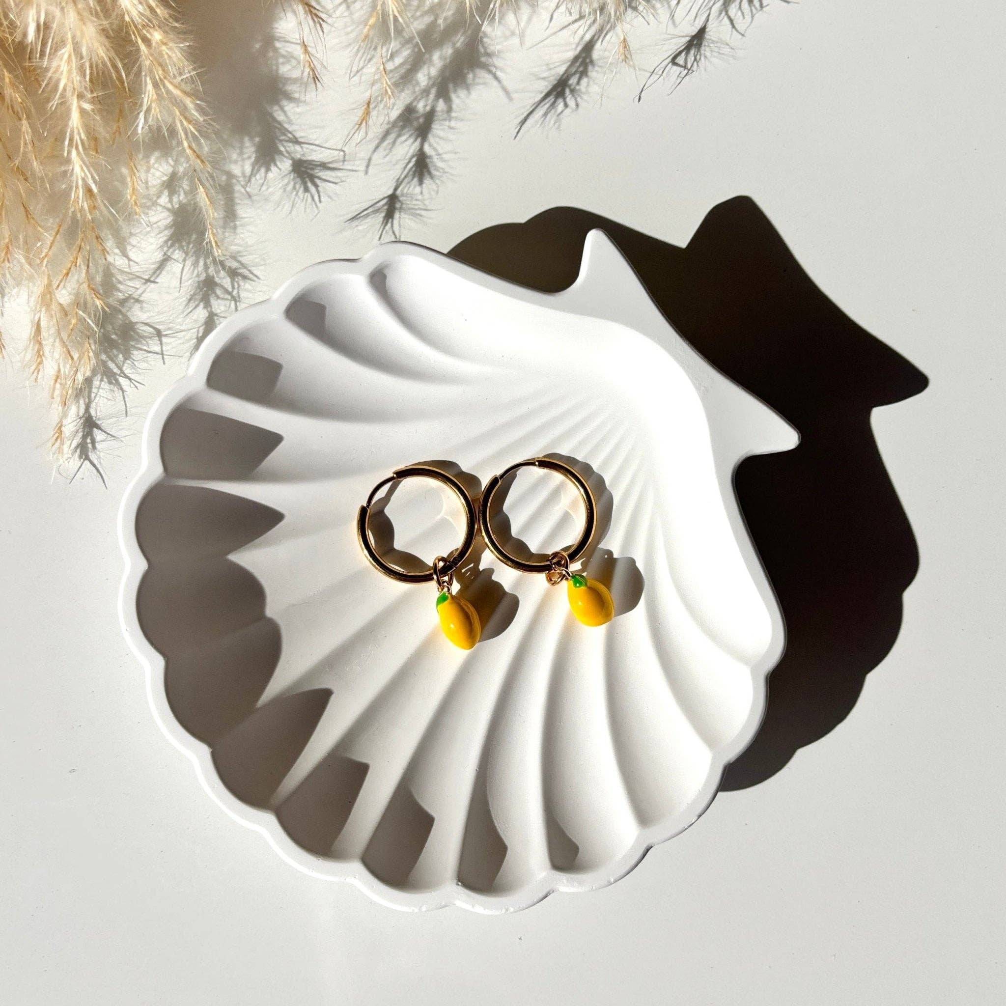 DUESTELLE ITALIA – Brincos de argola por atacado – Limoni & Morangos Hoops - Aros de Ouro com Pendente4