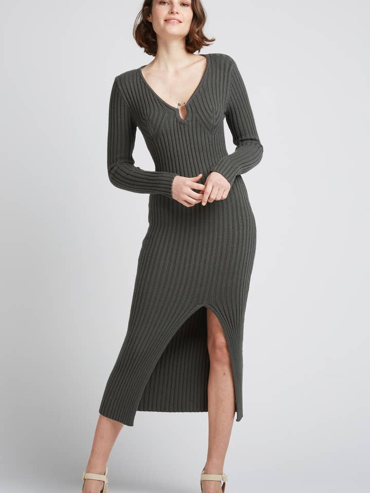 Andy & Lucy – Großhandel Kleid – Damen – KRIS - Langes Strickkleid mit Schlitz und Schmuckkragen4