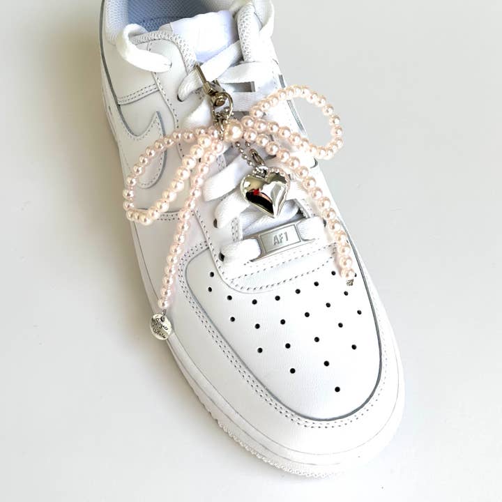 iconic mi - Vendita all'ingrosso Lacci per scarpe - Donna - Ciondolo per lacci da scarpe Trendy Jewels Pearl rosa chiaro con fiocco