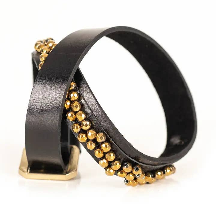 Bracelet Manchette en Cuir Noir avec Détail de Perles Dorées pour la vente par The Dark