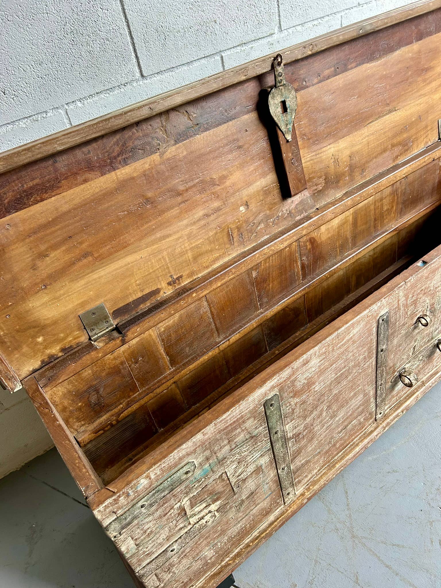 Paloma Black (Casa Natura Design, S.L.) - Vendita all'ingrosso Armadietto - Baule in legno di teak indiano originale con stile retrò adattato6