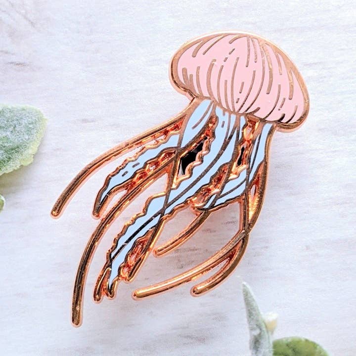 Épinglette en émail Gentle Jellyfish—Ocean Wind Chime pour la vente par Arcasian