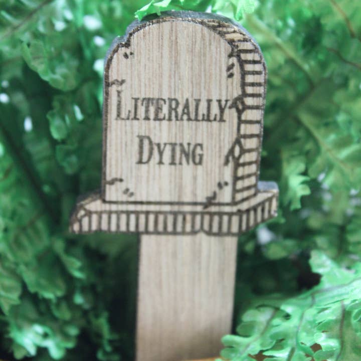 Raven Design – Großhandel Pfosten/Pfähle – Literally Dying — Gotischer Pflanzenpfahl aus Holz, 4-teiliges Set1