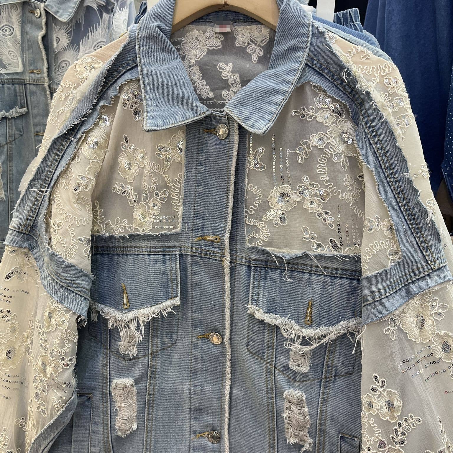 PEACH ACCESSORIES - Vendita all'ingrosso Giacca di jeans - Donna - Giacca di jeans con pizzo floreale e decorazioni di paillettes DNM055
