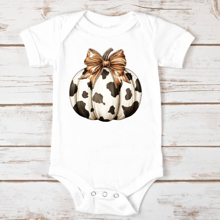 Kuhmuster-Kokette Kürbis Herbst Babystrampler Babygeschenk für den Großhandel von Mama and Littles Apparel