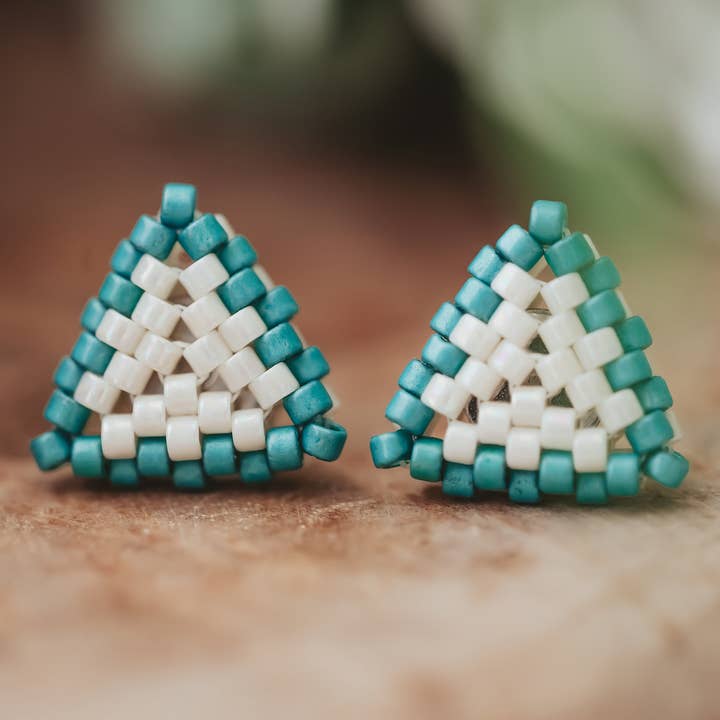 Boucles d'oreilles à tige en perles, boucles d'oreilles colorées pour la vente par Magnolia & Clover