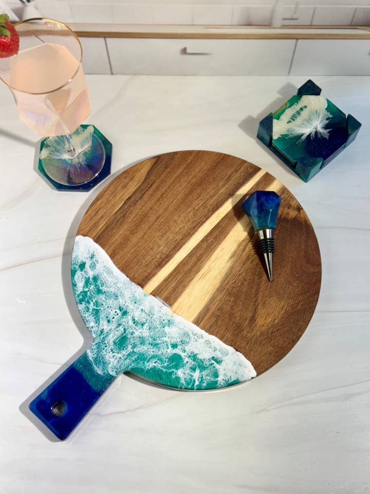 Planche Ronde en Acacia & Époxy – Collection Oceana pour la vente par LMW Designs