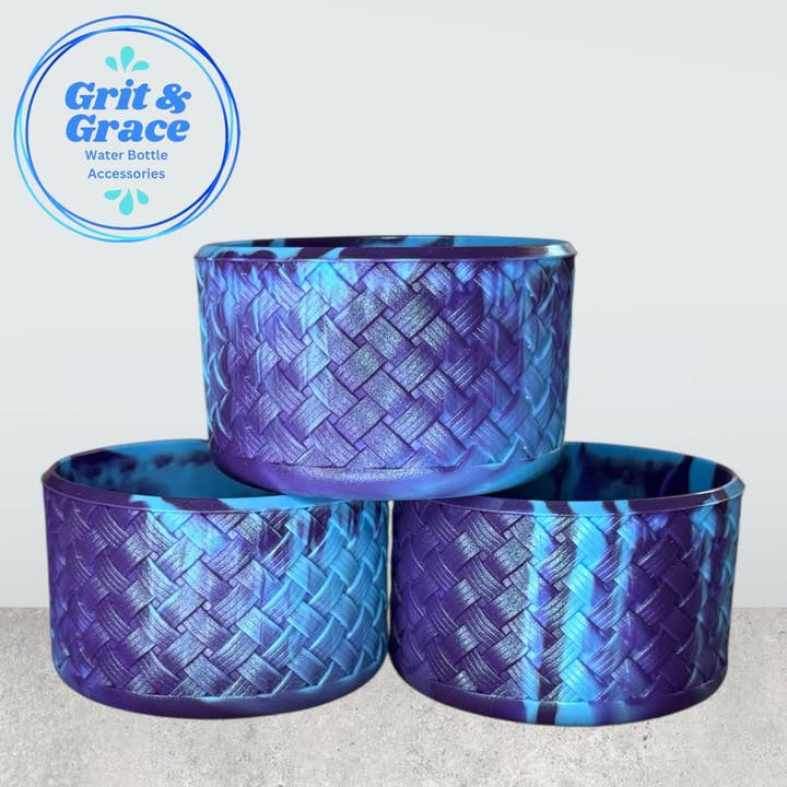 Botte tressée Tourbillon Océan Profond pour la vente par Grit & Grace Water Bottle Accessories