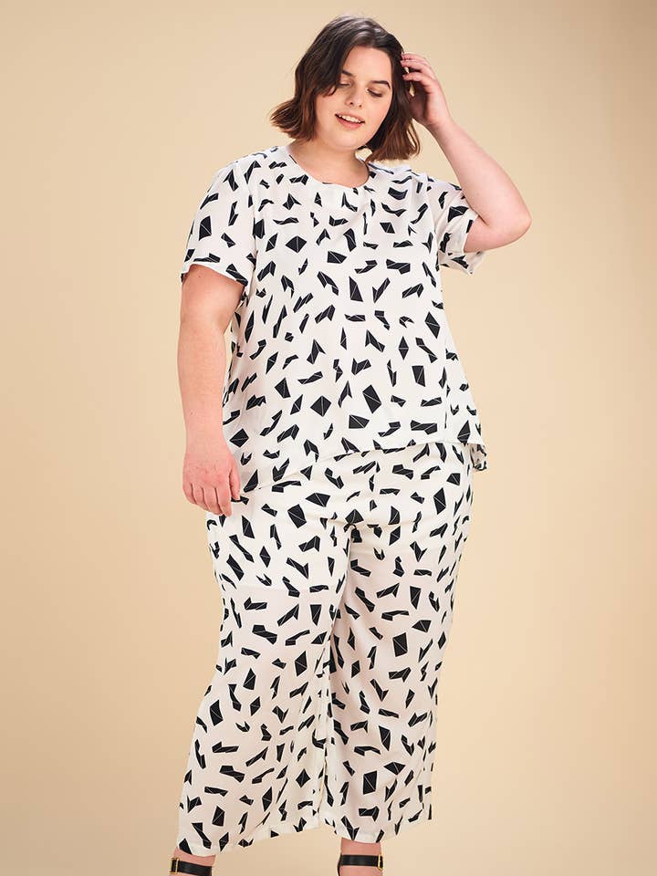 Weiß bedrucktes Set aus Oberteil und Rock in großen Größen (C6198) für den Großhandel von Pomme Rouge Paris