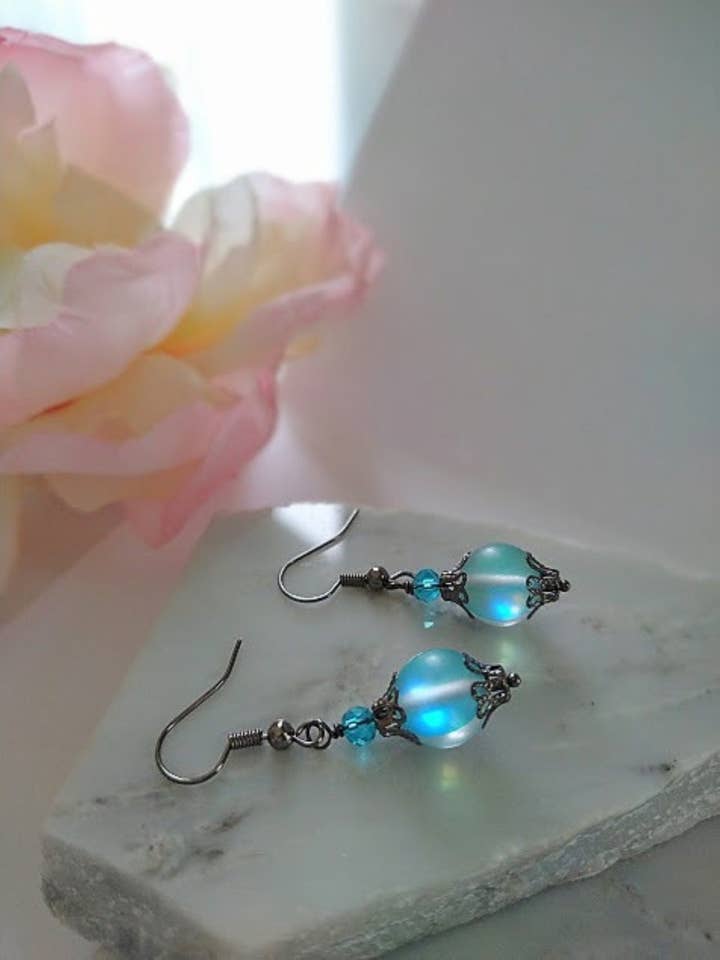 Havfrueglas dingle øreringe, brudeøreringe, brudepigeøreringe, gave til hende, lækre øreringe, grå gunmetal for engroshandel hos Bad Apple Designs