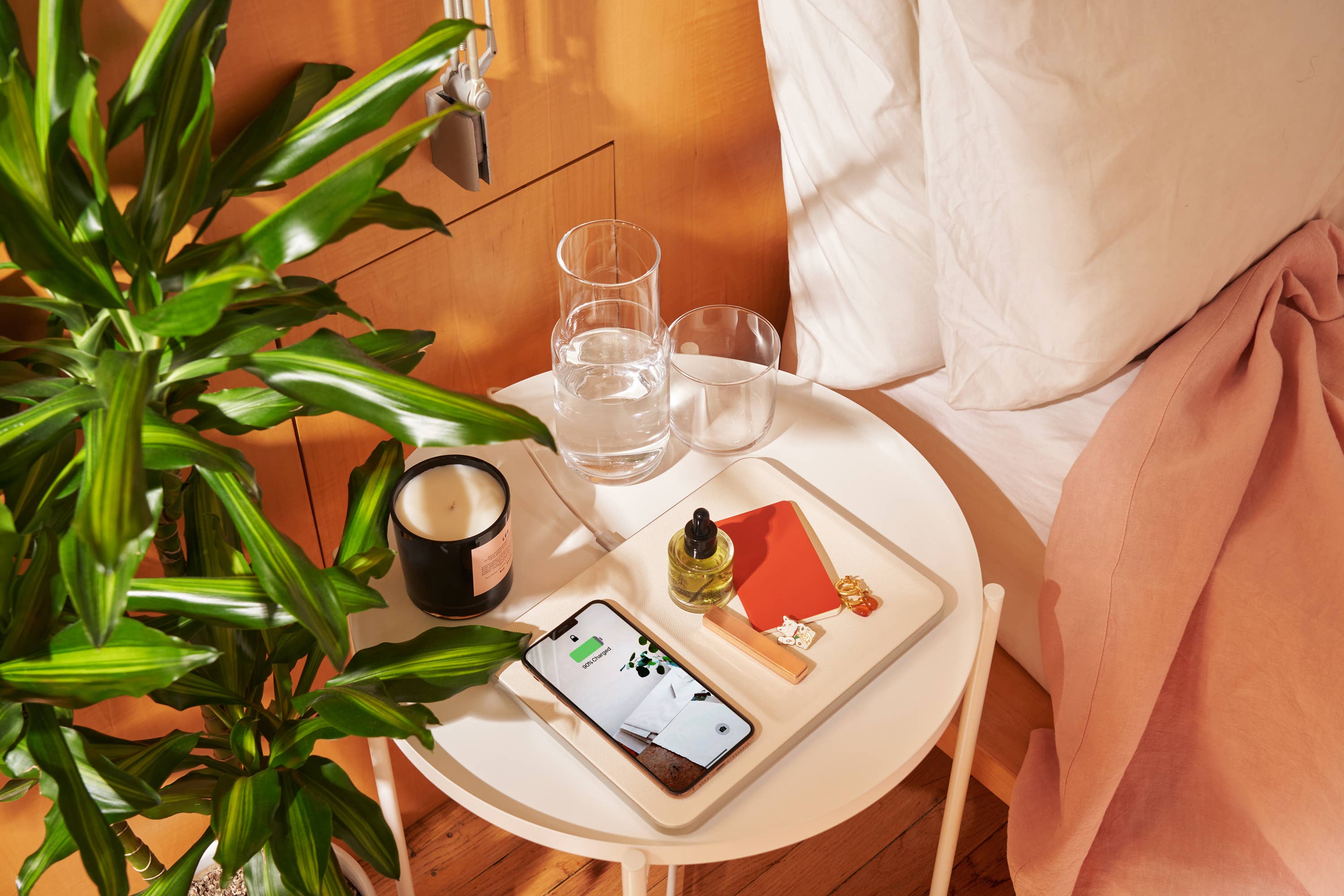 Courant - Wholesale Charging Dock - CATCH:3 - Classics Leather Wireless Charger with Valet Tray9