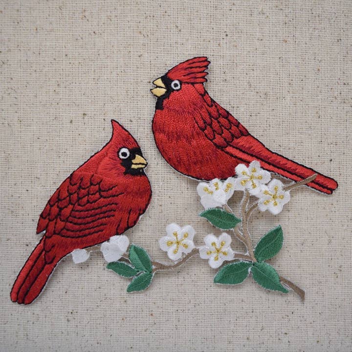 Wholesale Applique - Vendita all'ingrosso Toppe - Due cardinali - Uccelli rossi - Seduti su un ramo - Fiori bianchi in fiore - Toppa ricamata termoadesiva