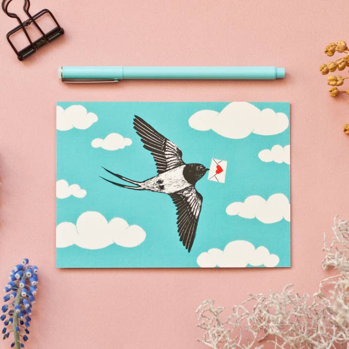 Carte postale A6 Hirondelle avec lettre d'amour pour la vente par Katja Rub