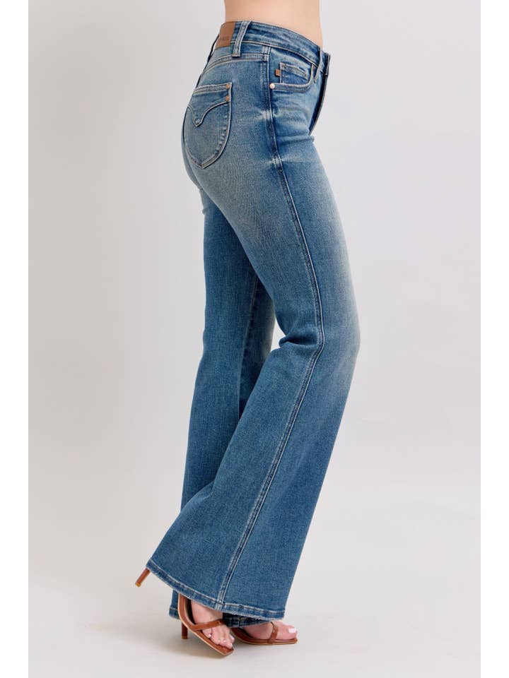 Watermelon Apparel – Großhandel Jeans – Damen – Judy Blue Mid Rise Tummy Control Vintage Wash Rückenschildtasche Schlaghose, Innenbeinlänge 33"