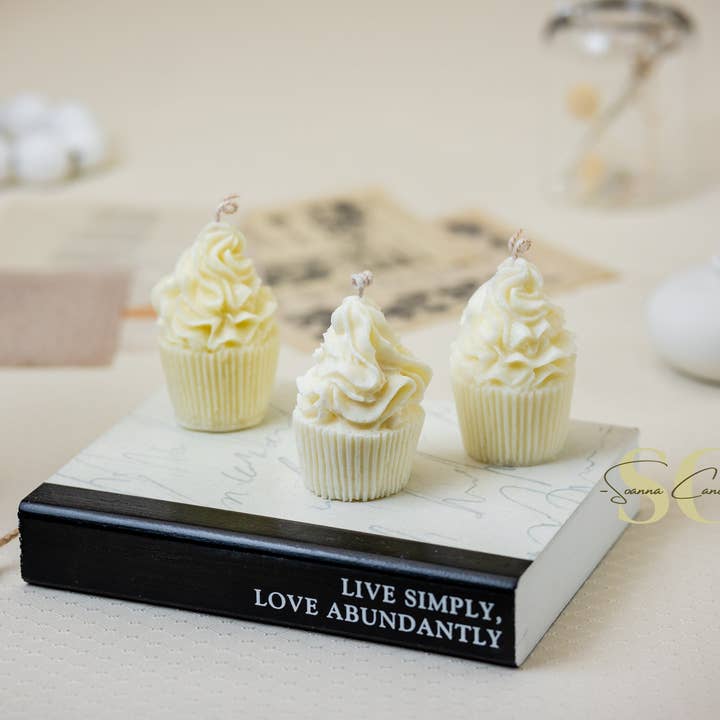 Bougie à cupcake, bougie au soja naturel, bougie au soja à la noix de coco, idéale pour une fête prénatale, une insulte sexuelle, un mariage, un anniversaire. pour la vente par Soanna Candle Co.