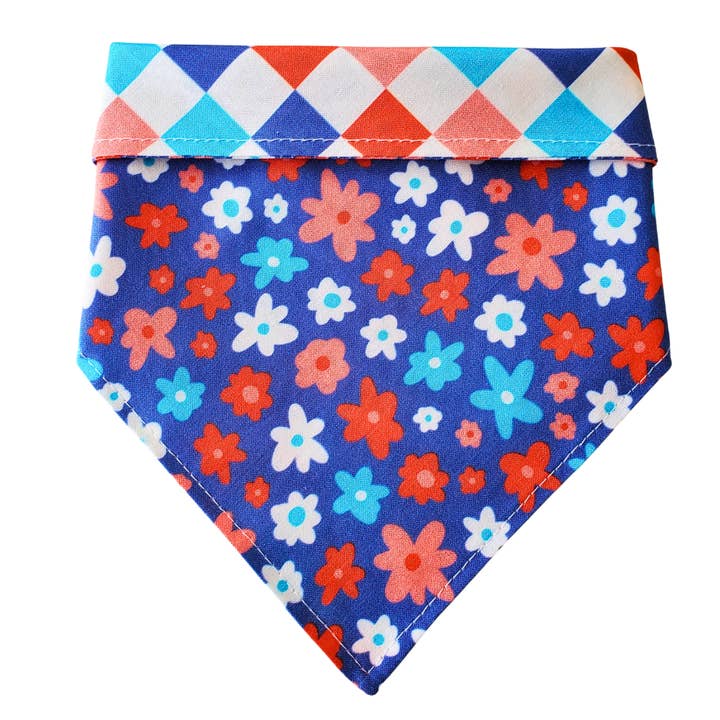 Fleurs du 4 juillet - Collier et bandana réversible pour chien pour la vente par Charlie & the Hound