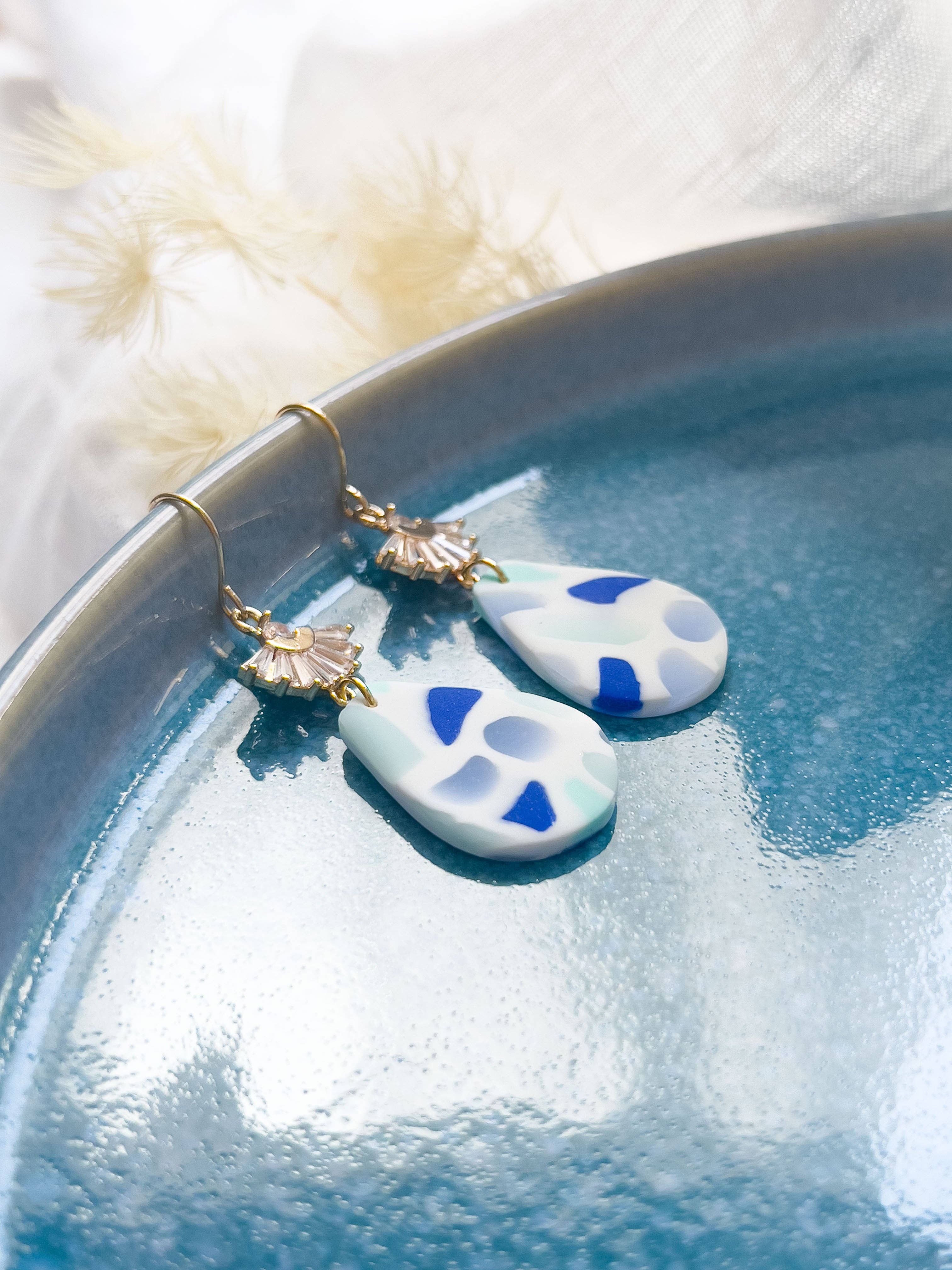 KLAEI DESIGN STUDIO - Vente Boucles d'oreilles pendantes - Col K ✦ Boucles d'oreilles éventail bleues élégantes5