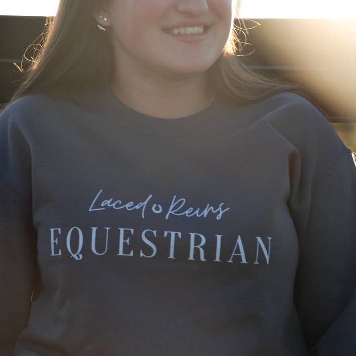 Laced Reins EQ Signature Crewneck - Charbon pour la vente par Laced Reins Equestrian