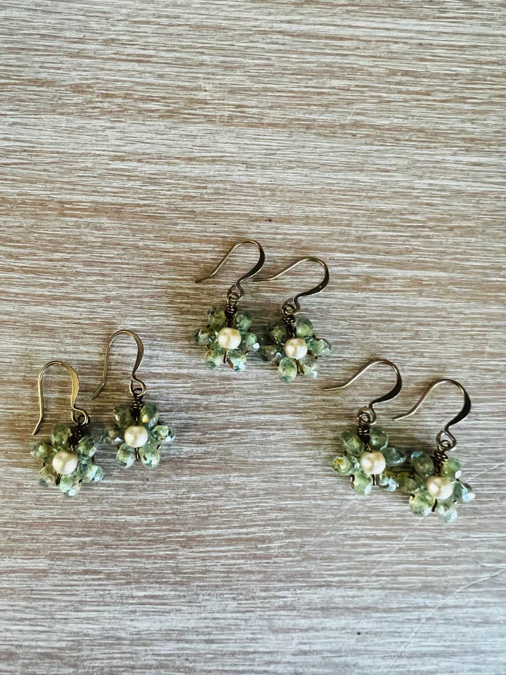 Boucles d'oreilles en cristal Beach Bloom en vert céleri pour la vente par Twist Style