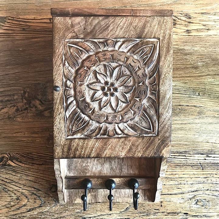 Burnt wood key box for wholesale by LES SCULPTEURS DU LAC