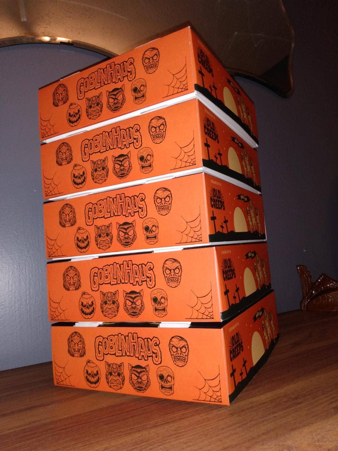 GOBLINHAUS – Engroshandel Kostume - Voksen – 5 sæt GOBLINHAUS masker med dekorative kasser (vintage Halloween/monsterstil)4