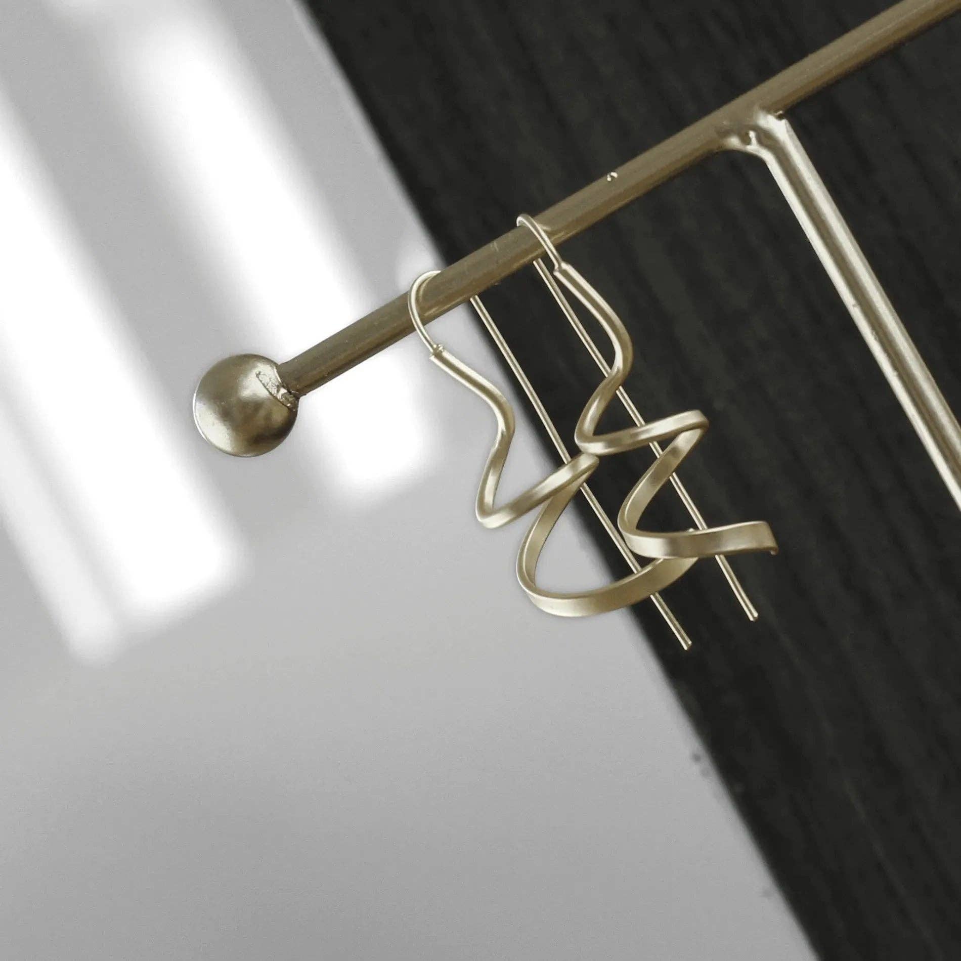 Dansk Copenhagen – Engroshandel Hængeøreringe og creoløreringe – Tara Mini Spinning Earring Gold Plating5