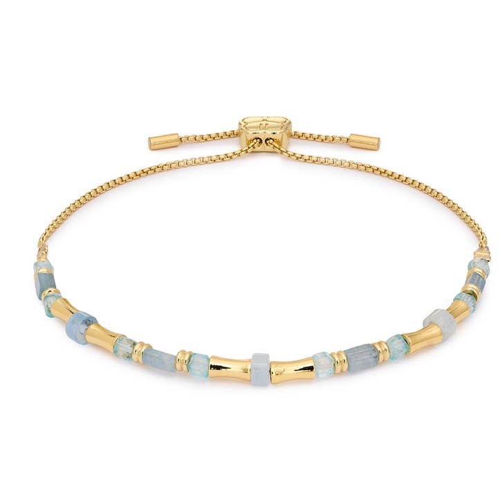 Bracciale con perline scorrevoli in oro Chiara e topazio blu. per la vendita all'ingrosso da parte di Boho Betty