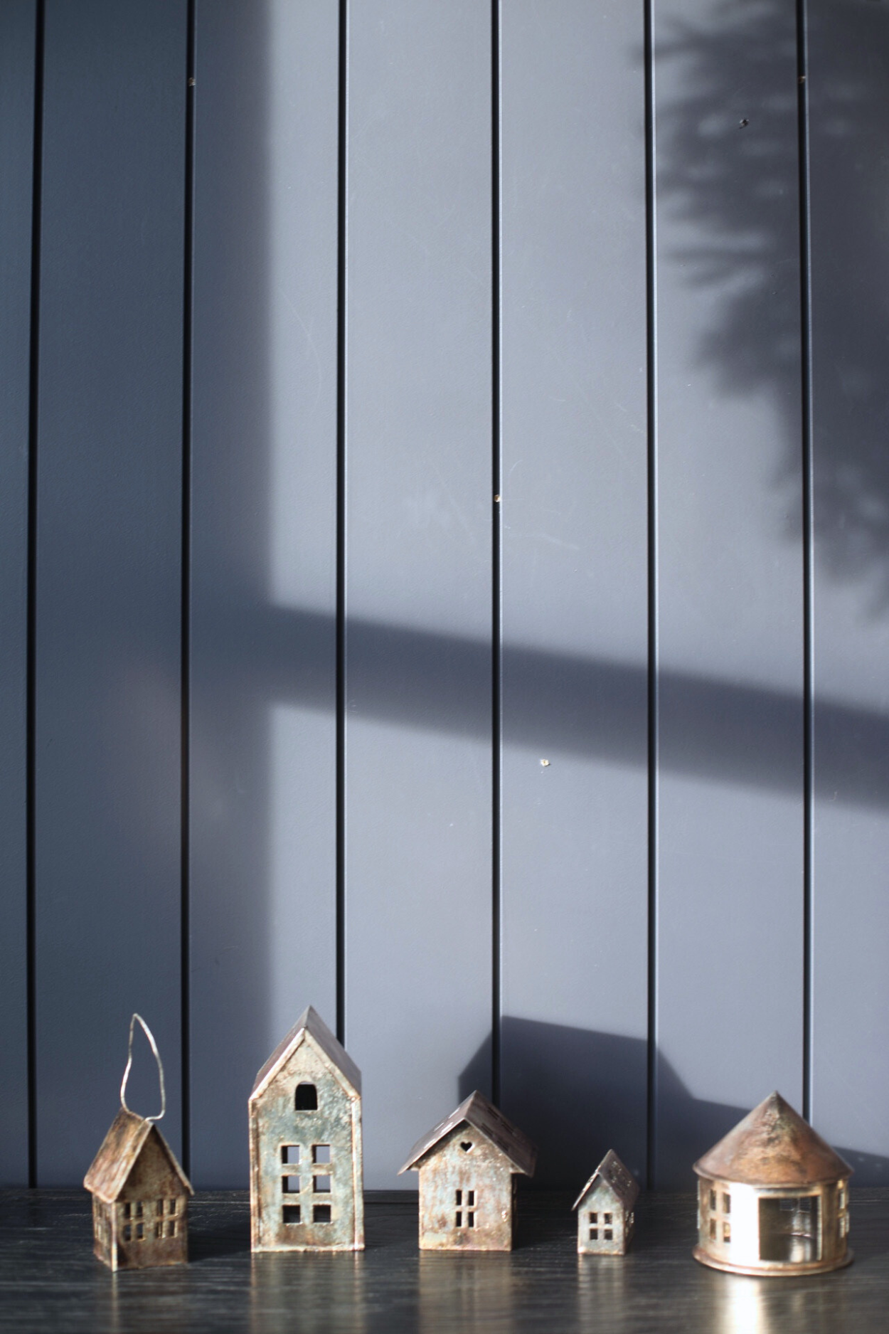 Luxe B Co - Wholesale Decorative Tabletop Object - Decorative Tin Holiday Houses5