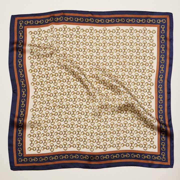 Foulard carré à imprimé chaîne classique – Écharpe de mode à bordure verte et marine en soie. pour la vente par Lilla Haven